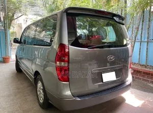 হিউন্দাই এইচ১ ২০১৩ সিলভার