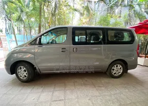 হিউন্দাই এইচ১ ২০১৩ সিলভার