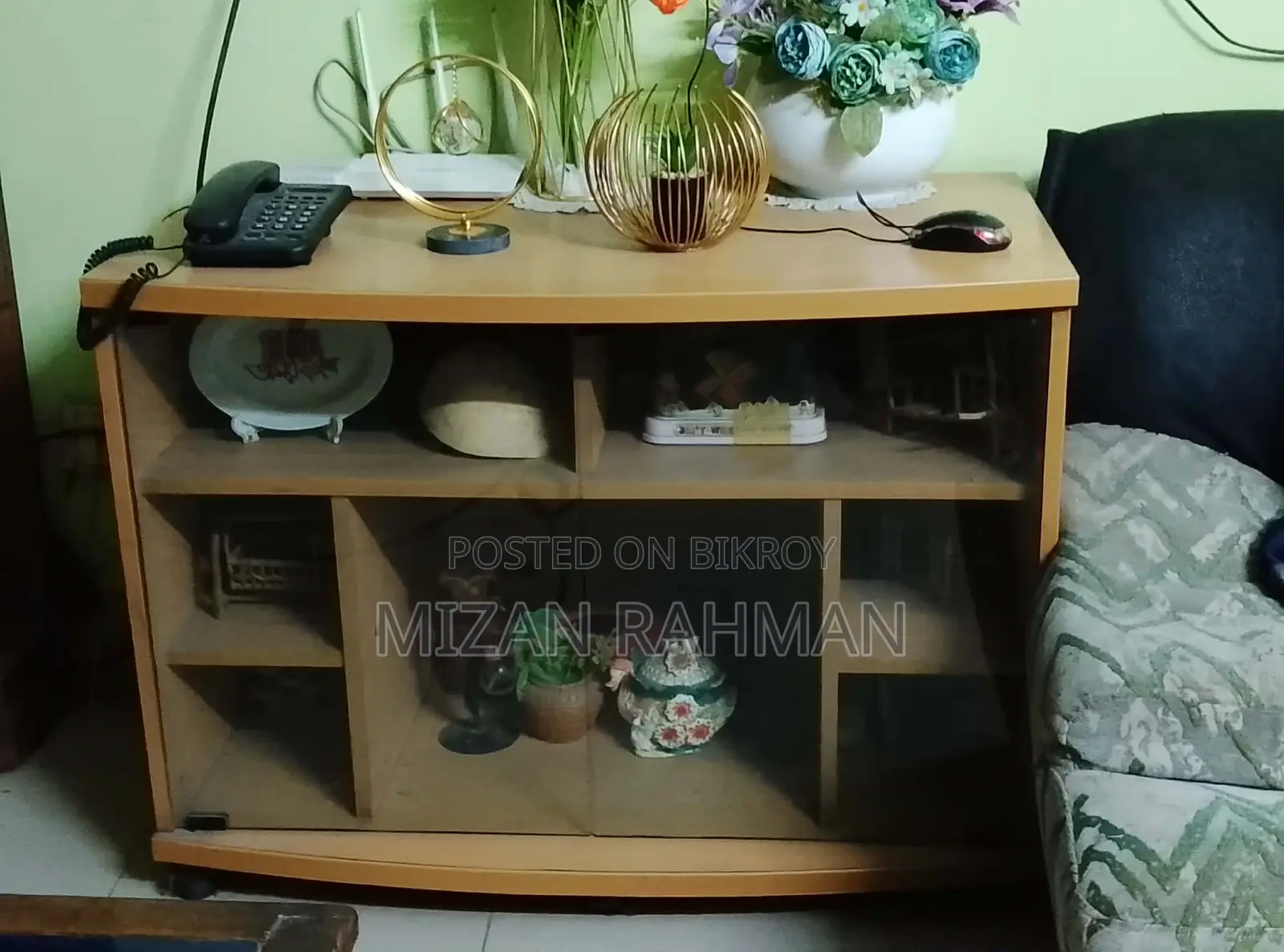টিভি ট্রলি বা ক্যাবিনেট