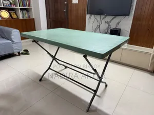 High Quality Table for Sale (2.5 Ft/4 Ft)