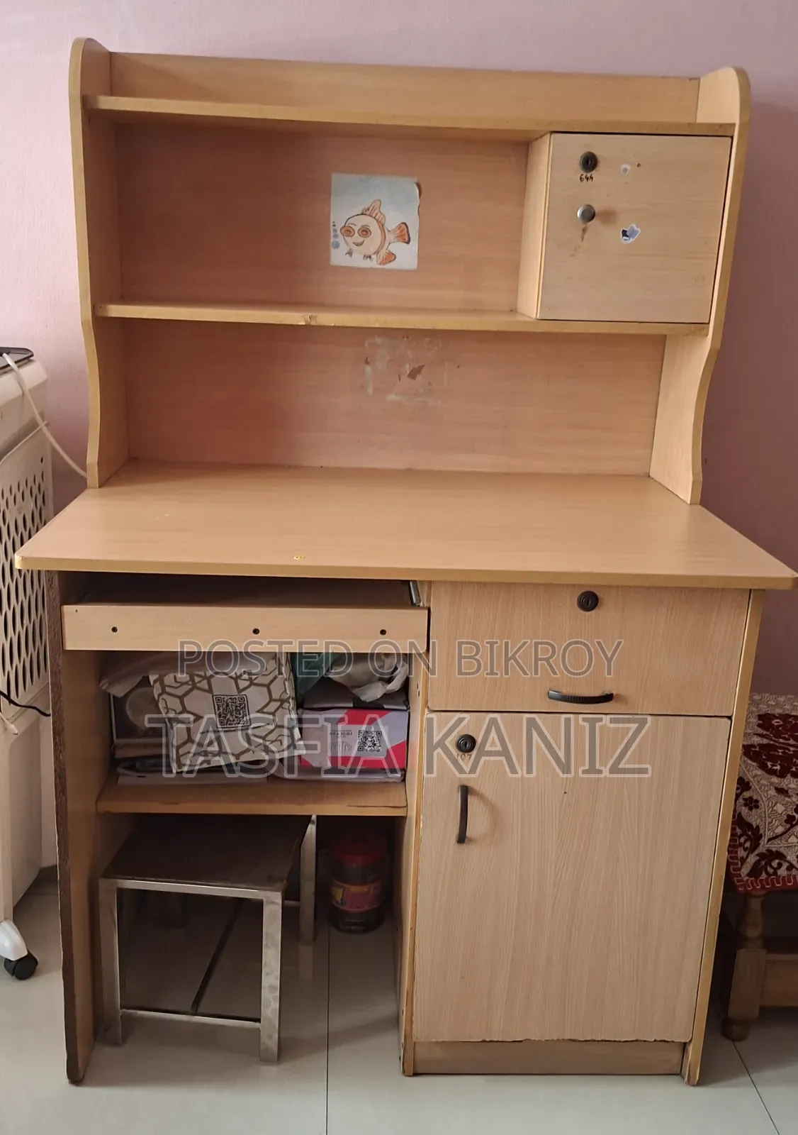 একটি পড়ার টেবিল বিক্রি করা হবে