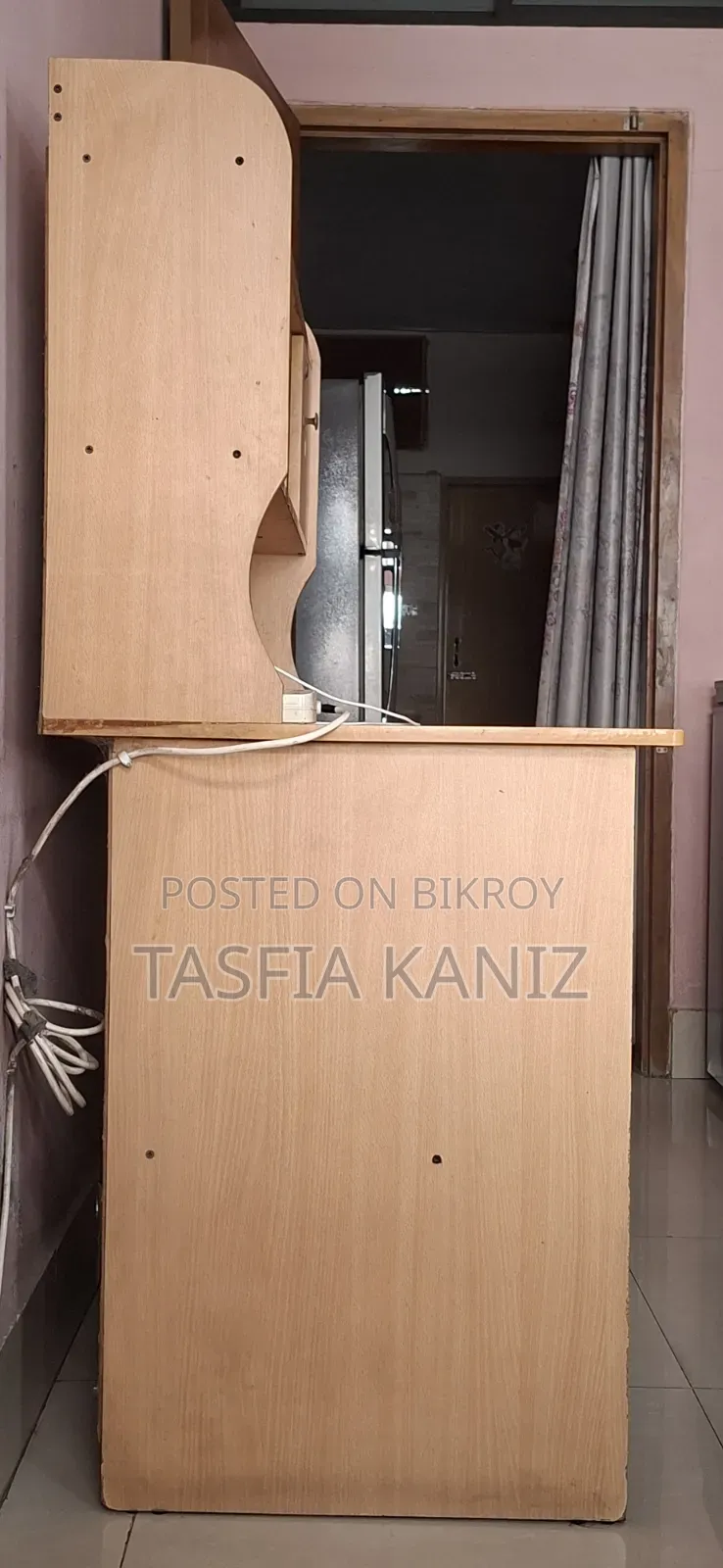 একটি পড়ার টেবিল বিক্রি করা হবে
