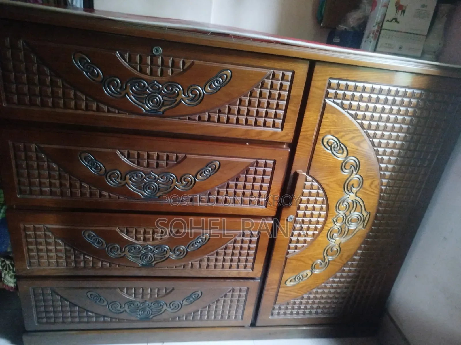 একটি ৪ ড্রয়ার  ১টি পাল্লা সহ একটি ওয়ারড্র ব বিক্রি হবে