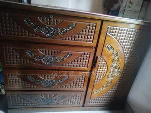 একটি ৪ ড্রয়ার  ১টি পাল্লা সহ একটি ওয়ারড্র ব বিক্রি হবে