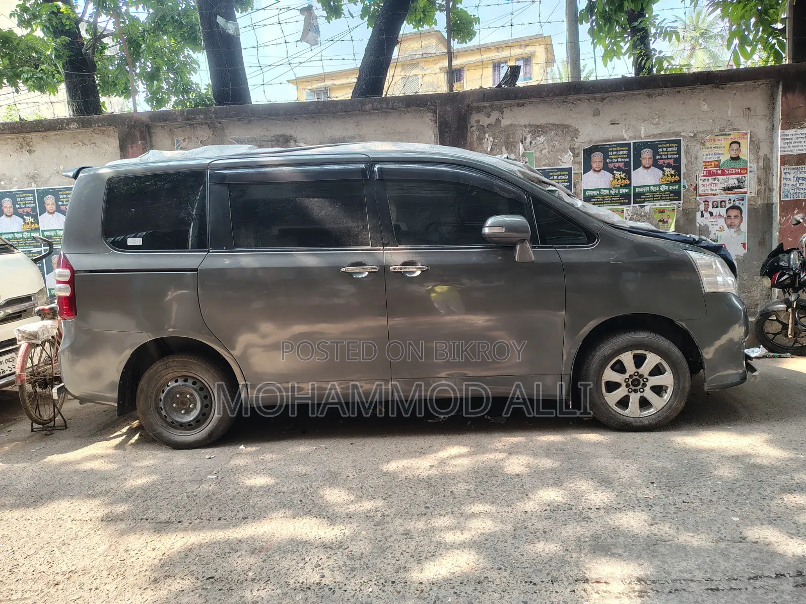 Toyota Noah 2.0 143hp AWD (7 Seater) 2012 Gray