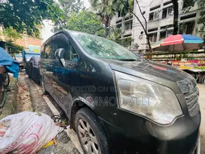 Toyota Noah 2.0 143hp AWD (7 Seater) 2012 Gray