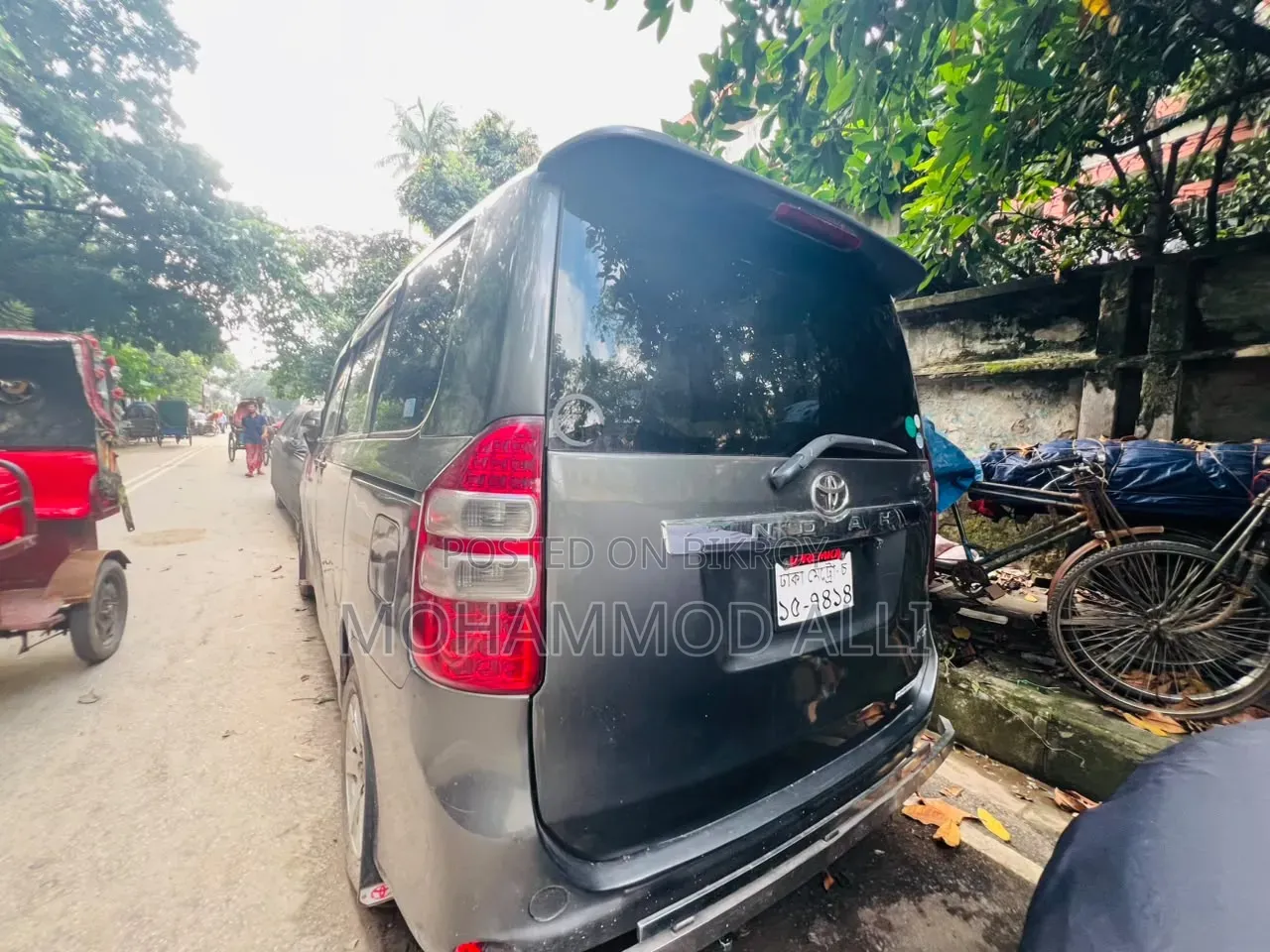 Toyota Noah 2.0 143hp AWD (7 Seater) 2012 Gray
