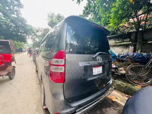 Toyota Noah 2.0 143hp AWD (7 Seater) 2012 Gray