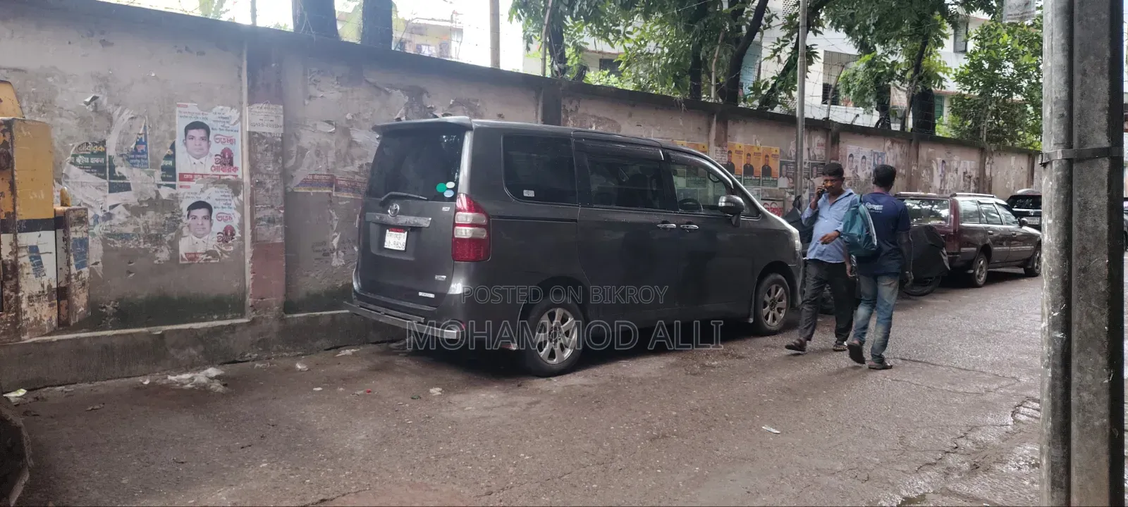 Toyota Noah 2.0 143hp AWD (7 Seater) 2012 Gray