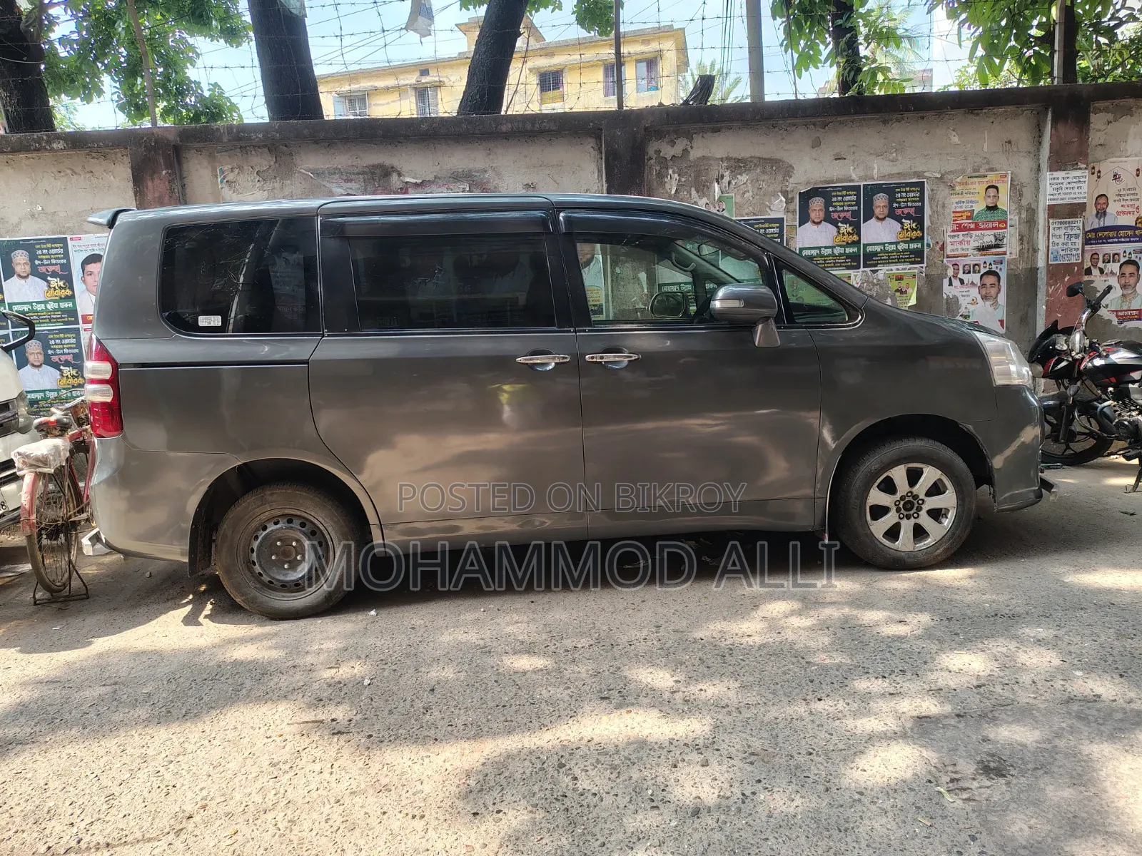 Toyota Noah 2.0 143hp AWD (7 Seater) 2012 Gray