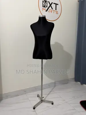 কাপড় ডিসপ্লে করা ফিমেল ডল ।