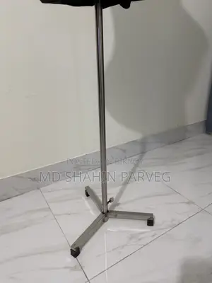 কাপড় ডিসপ্লে করা ফিমেল ডল ।