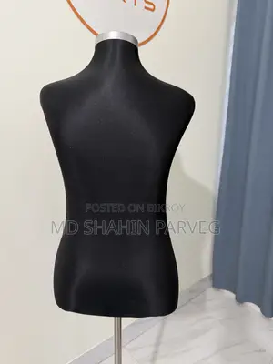 কাপড় ডিসপ্লে করা ফিমেল ডল ।