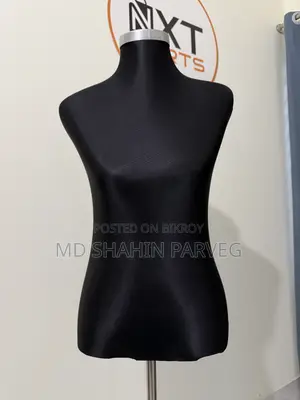 কাপড় ডিসপ্লে করা ফিমেল ডল ।