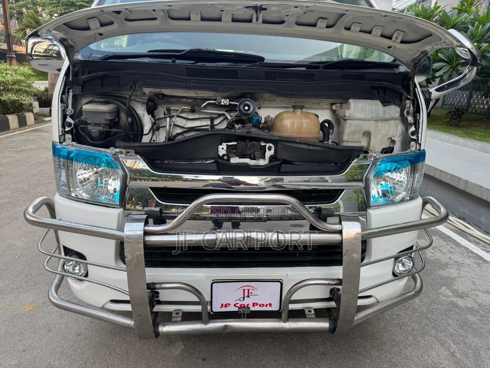 Toyota HiAce 2017 White