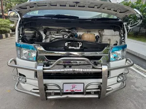 Toyota HiAce 2017 White
