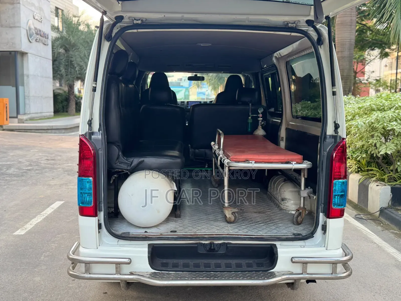 Toyota HiAce 2017 White