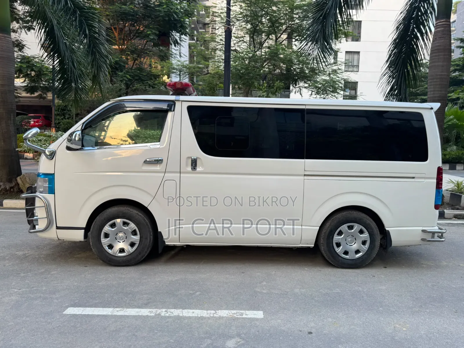 Toyota HiAce 2017 White