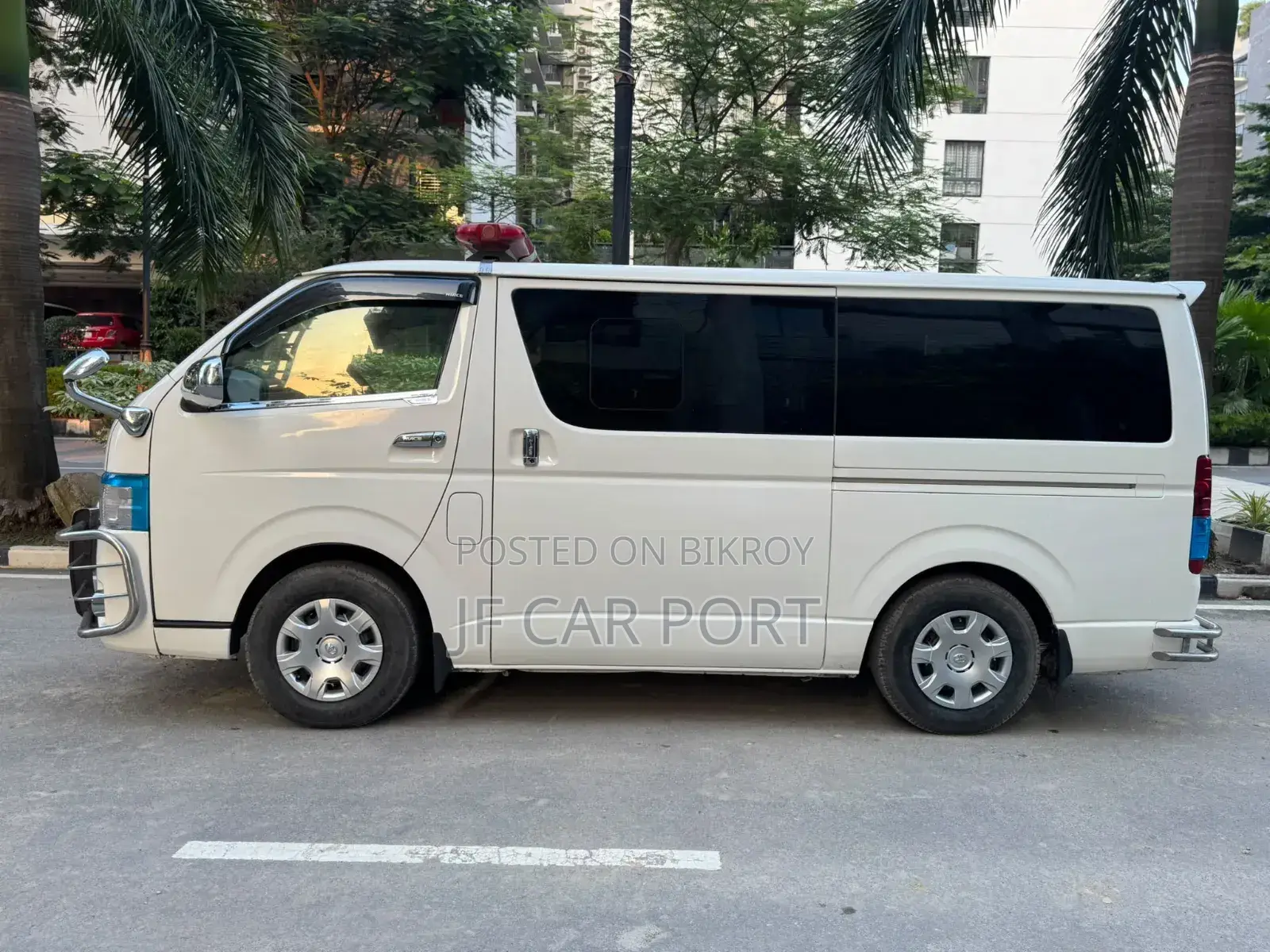 Toyota HiAce 2017 White