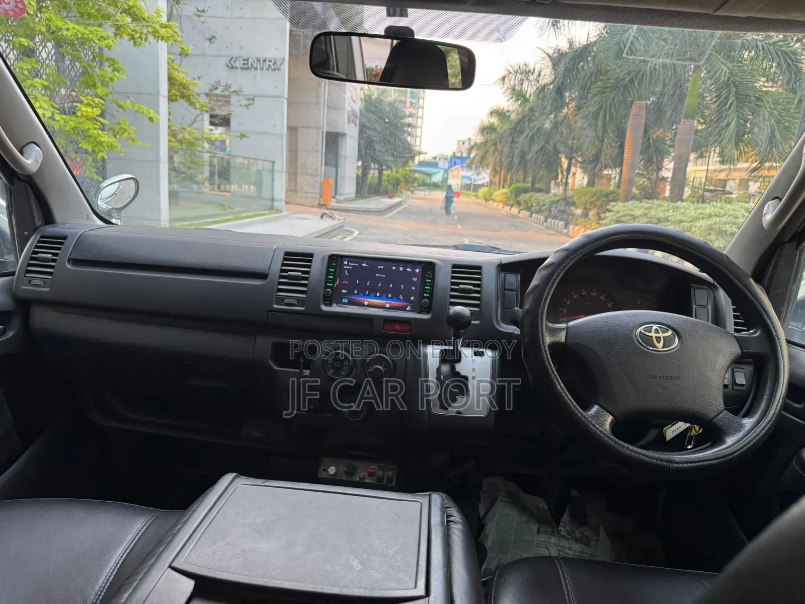 Toyota HiAce 2017 White