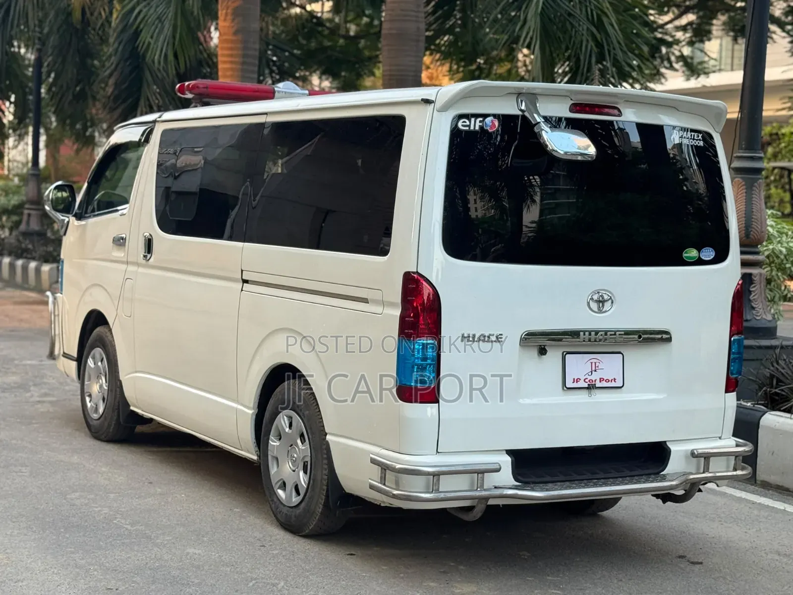 Toyota HiAce 2017 White