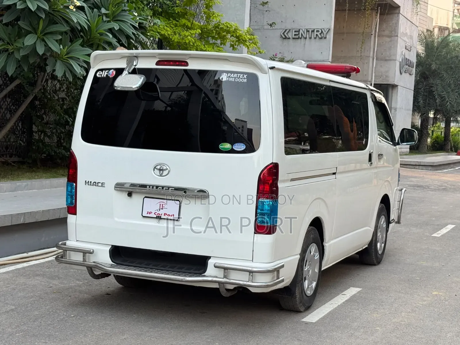 Toyota HiAce 2017 White