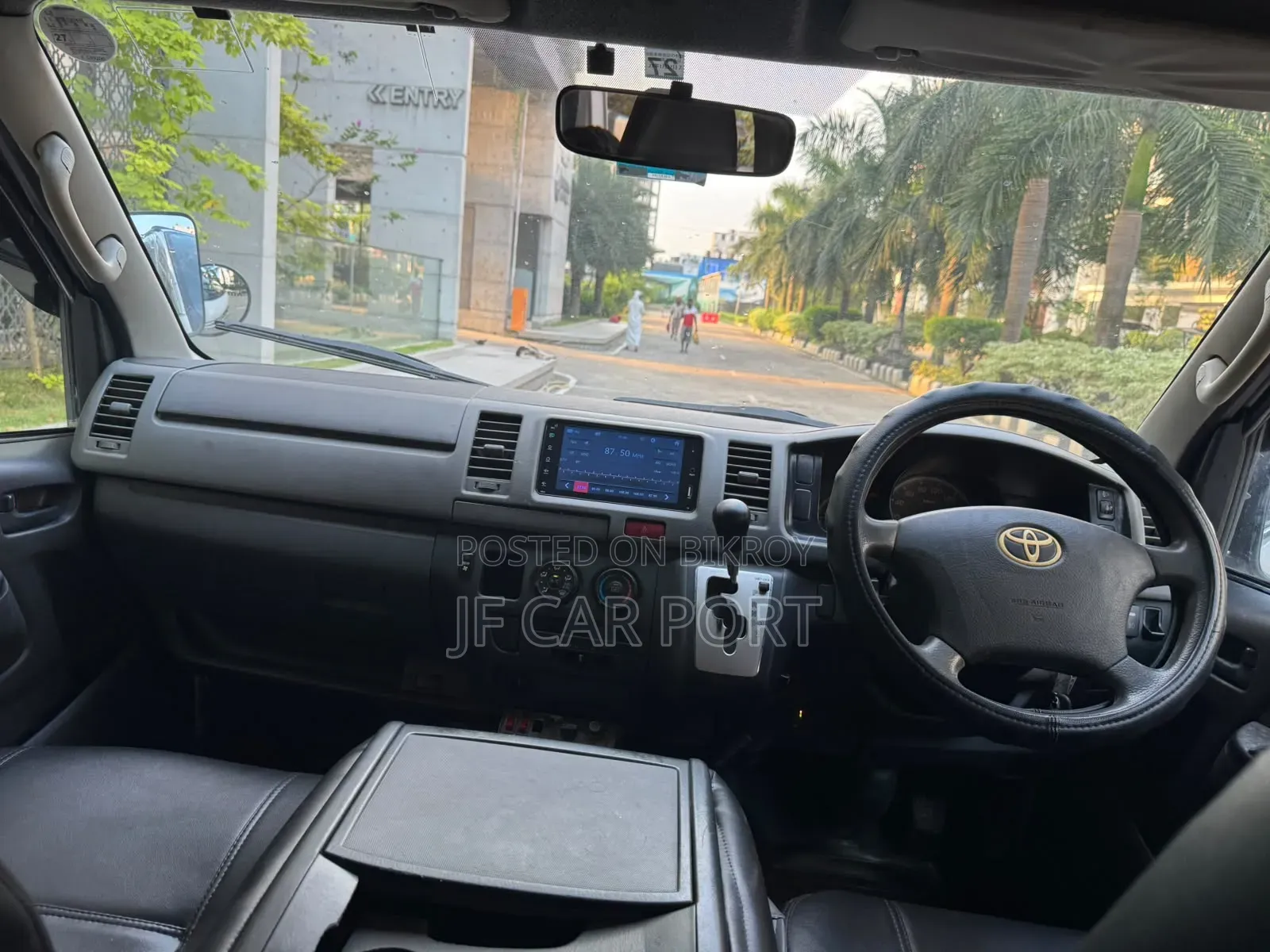 Toyota HiAce 2017 White