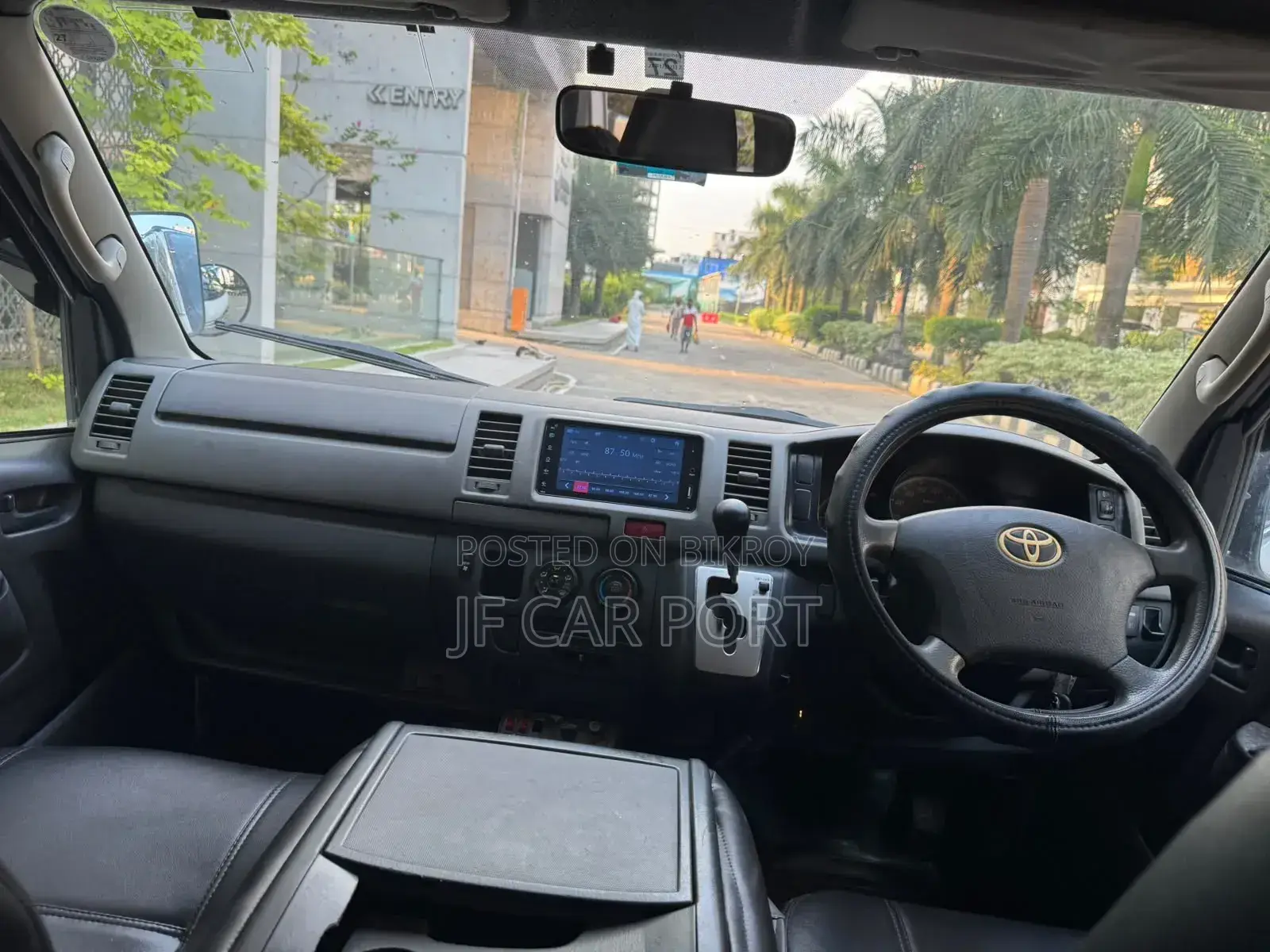 Toyota HiAce 2017 White