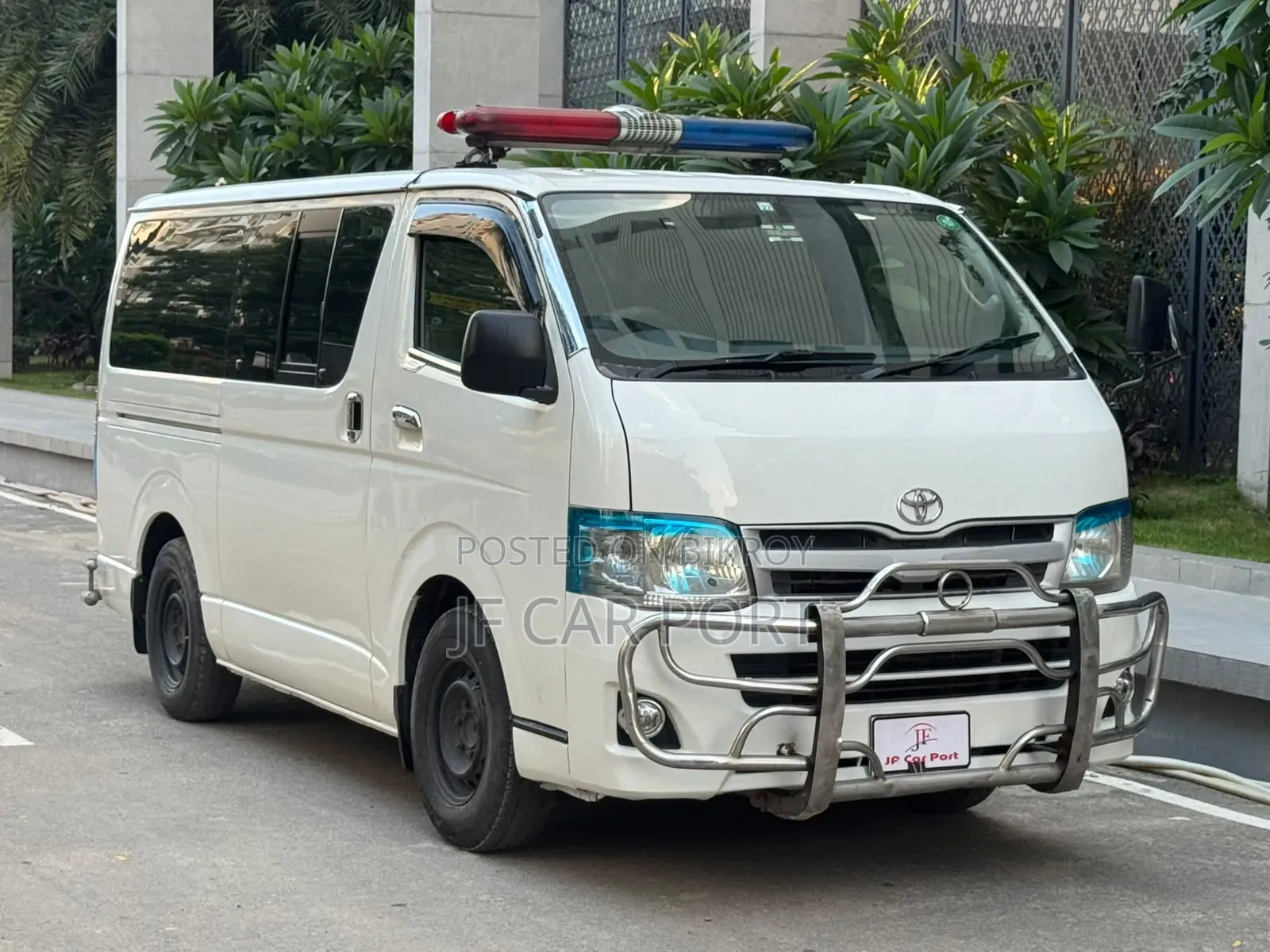 Toyota HiAce 2013 White