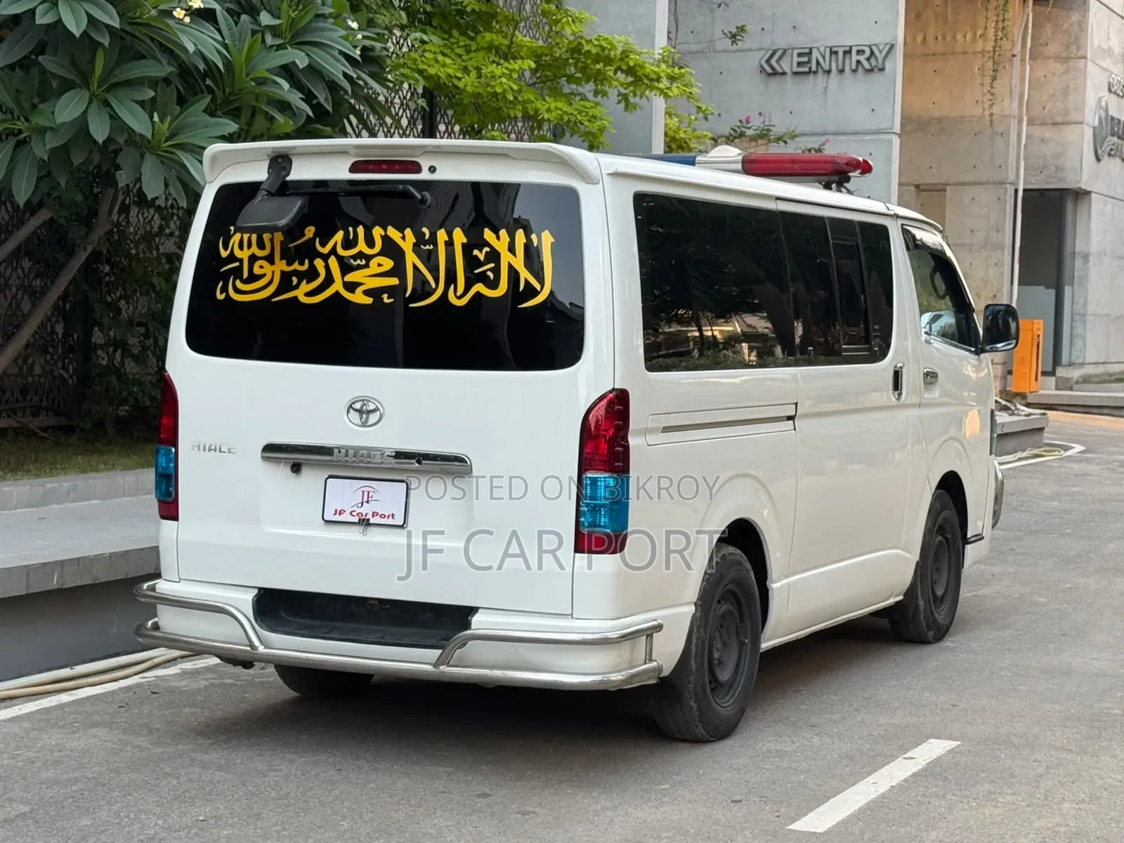 Toyota HiAce 2013 White