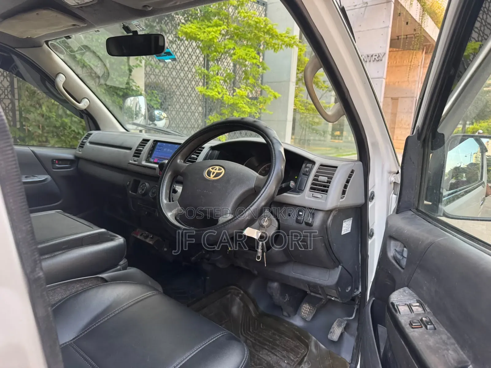 Toyota HiAce 2013 White