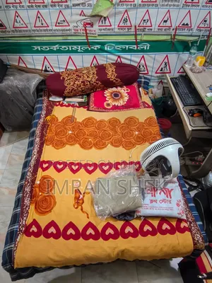 কম্পিউটার টেবিল বিছানার তোষক সহ খাট বিক্রয় করা হবে।