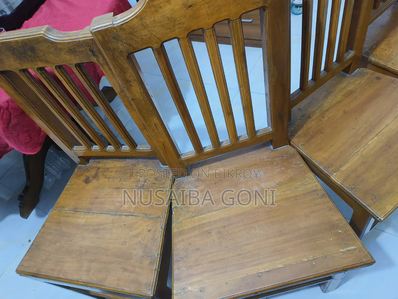 সেগুন কাঠের চেয়ার।