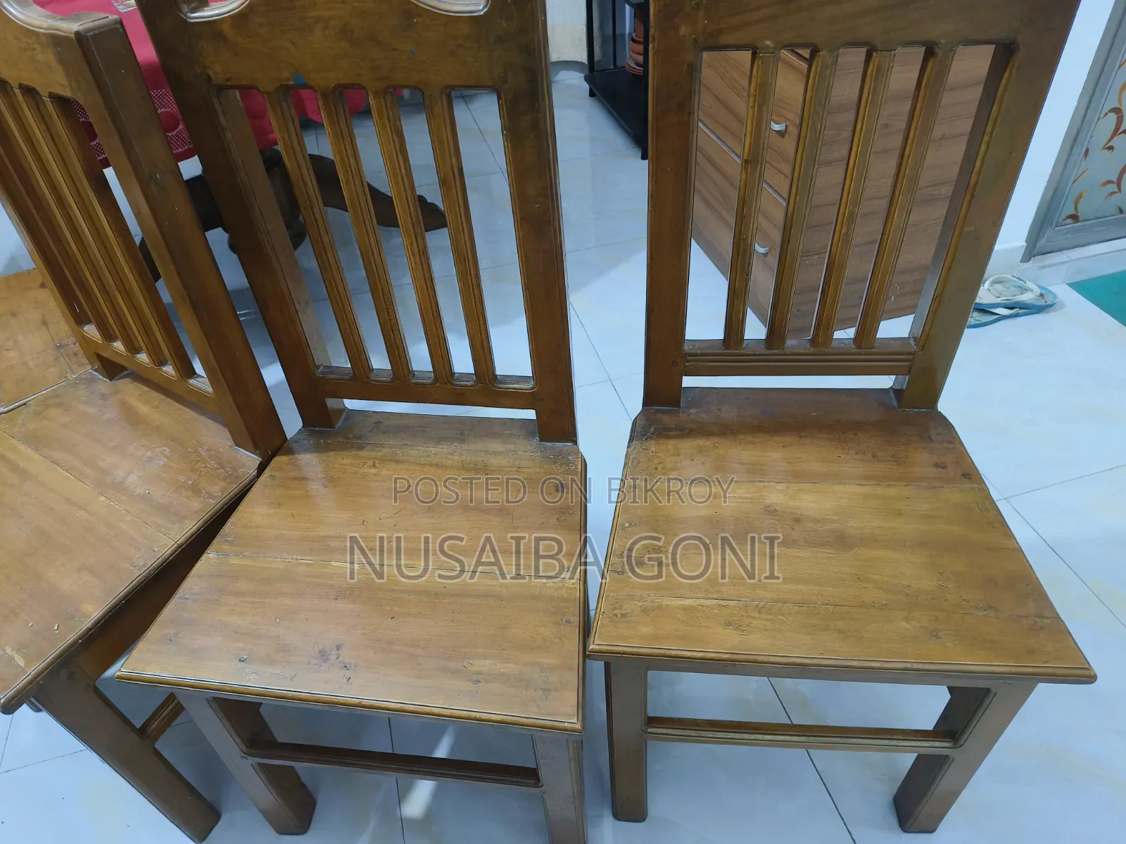 সেগুন কাঠের চেয়ার।