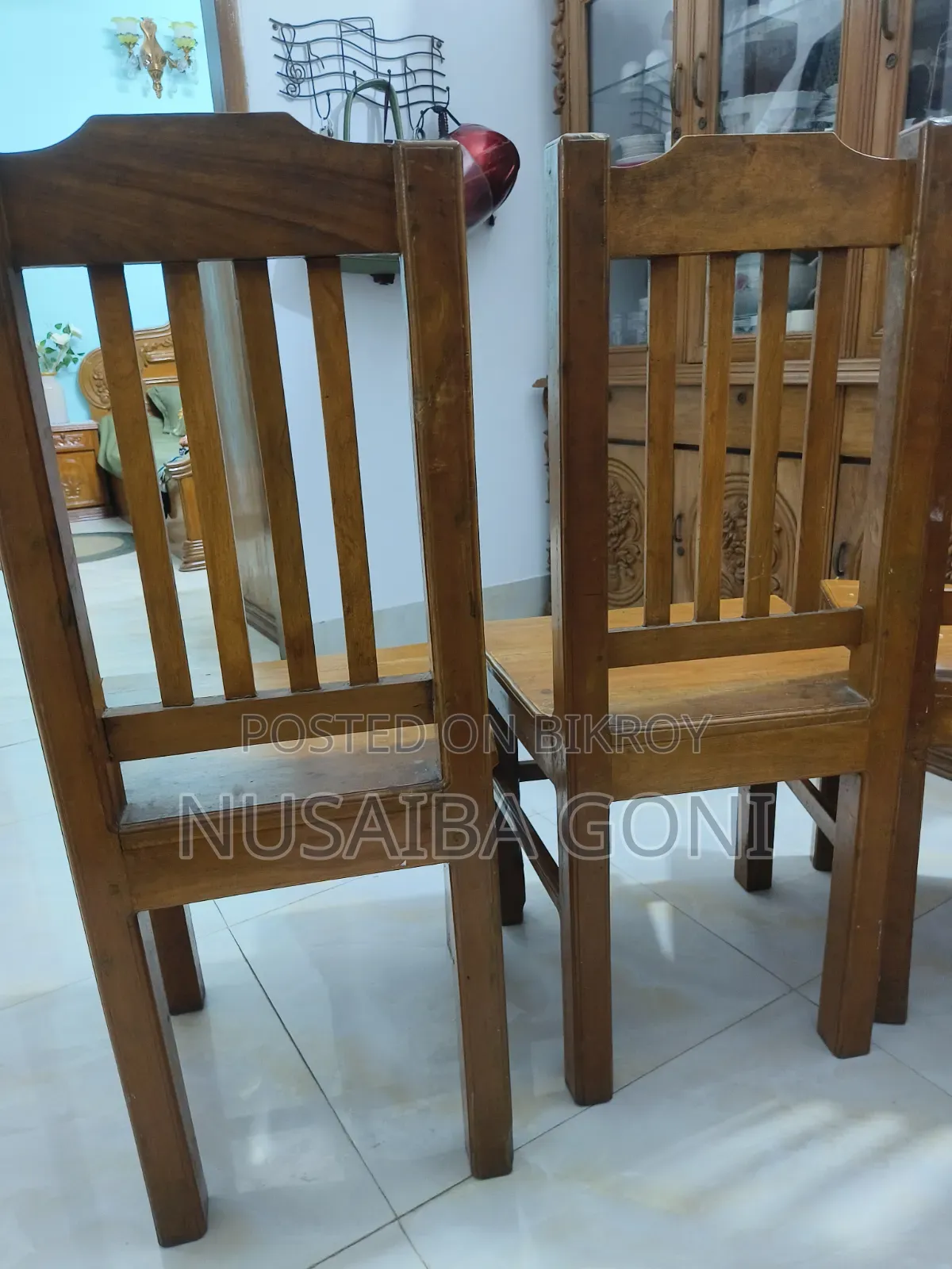 সেগুন কাঠের চেয়ার।