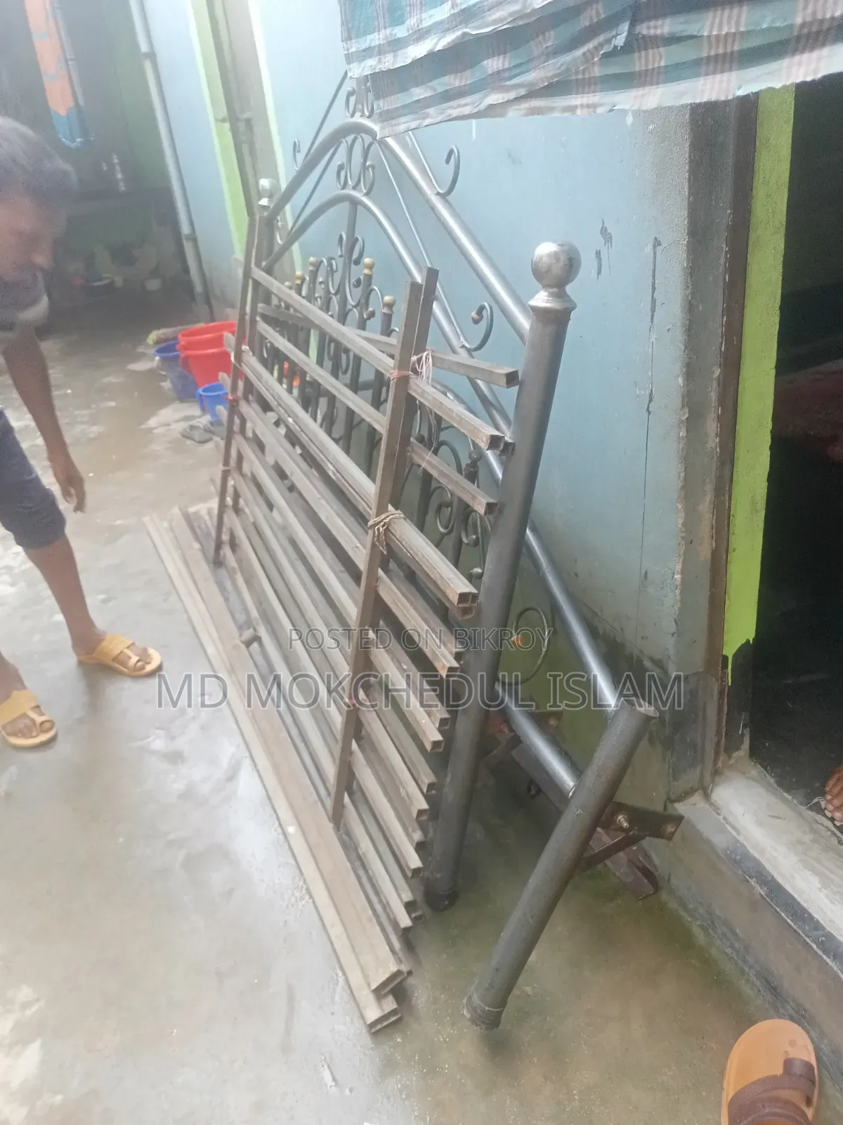 এই খাঁটটি বিক্রি করব।