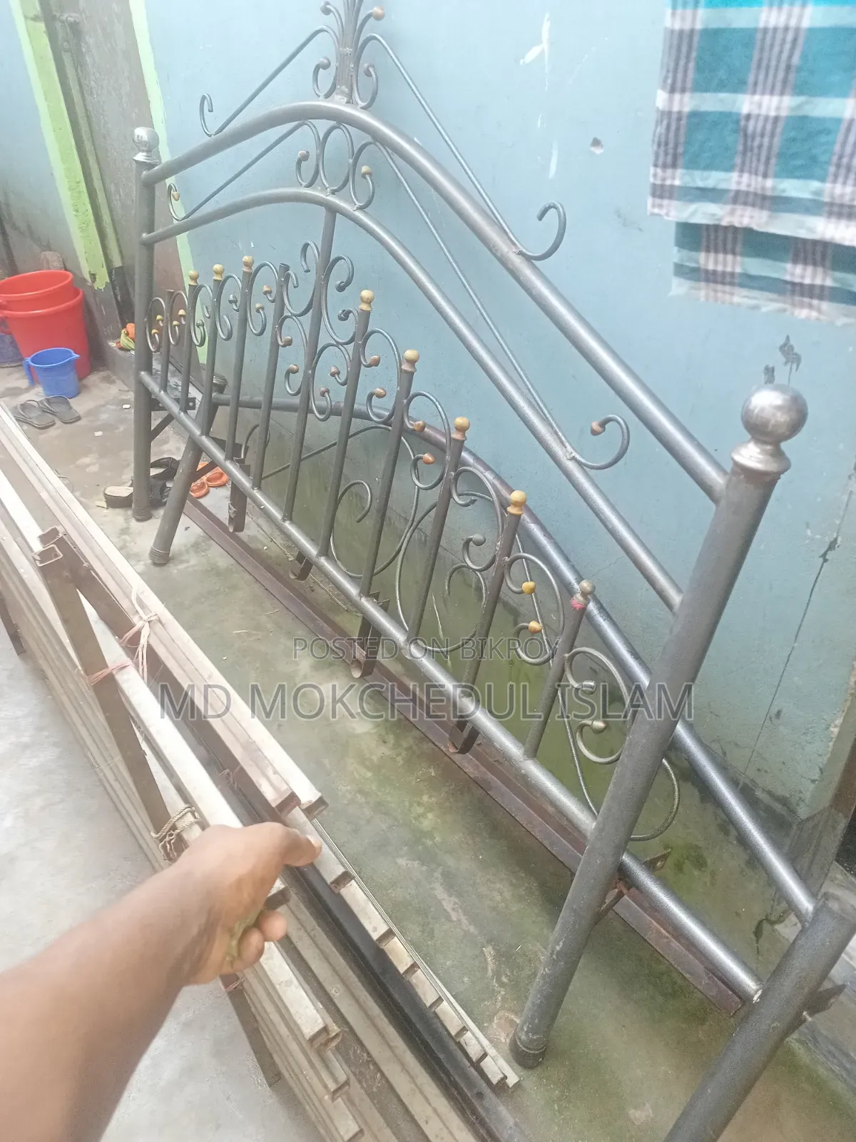 এই খাঁটটি বিক্রি করব।