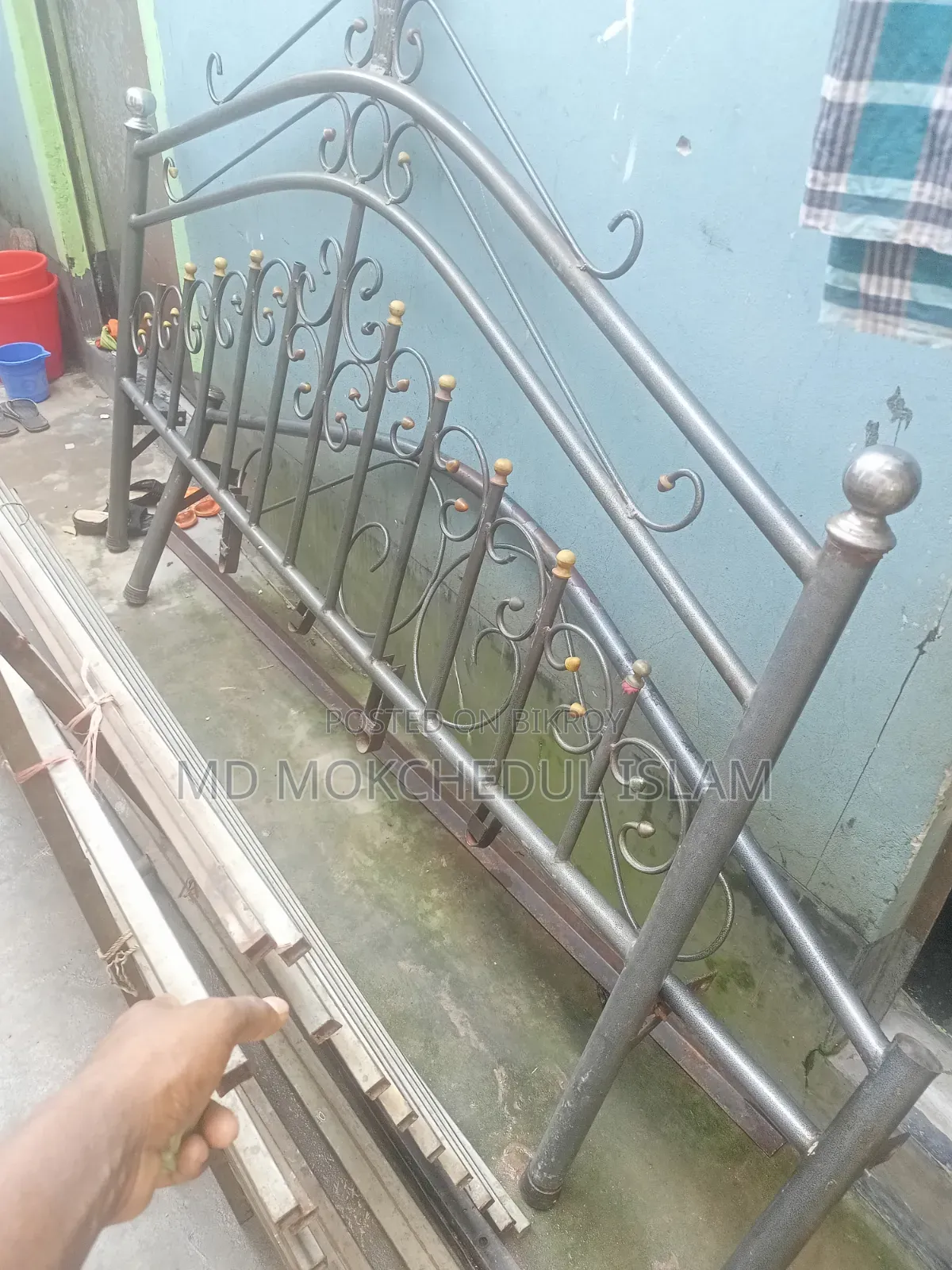 এই খাঁটটি বিক্রি করব।
