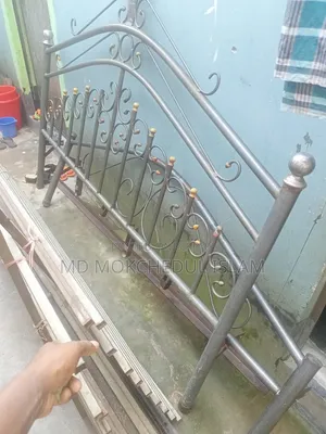 এই খাঁটটি বিক্রি করব।