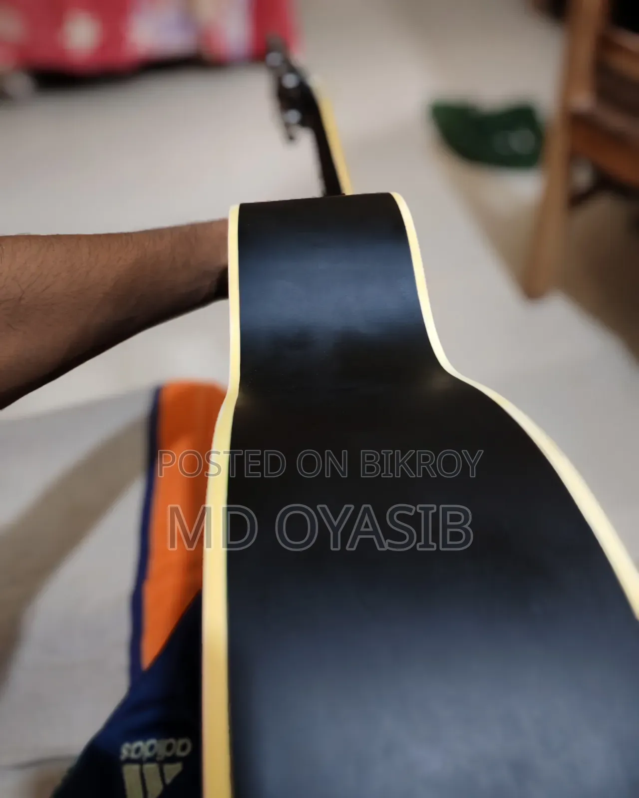 এই গিটারটি বিক্রয় করা হবে..