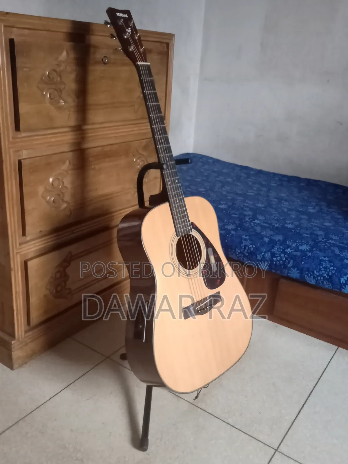 Premium Quality Adjustable Guitar Stand (Like New)