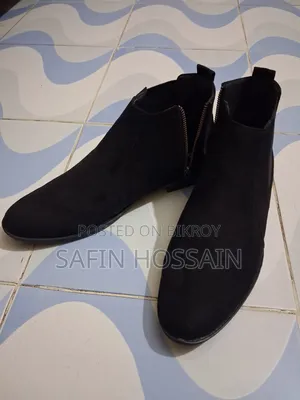 ​Men’s Black Suede Chelsea Ankle Boots With Side Zipper  Size 42 (CAT)