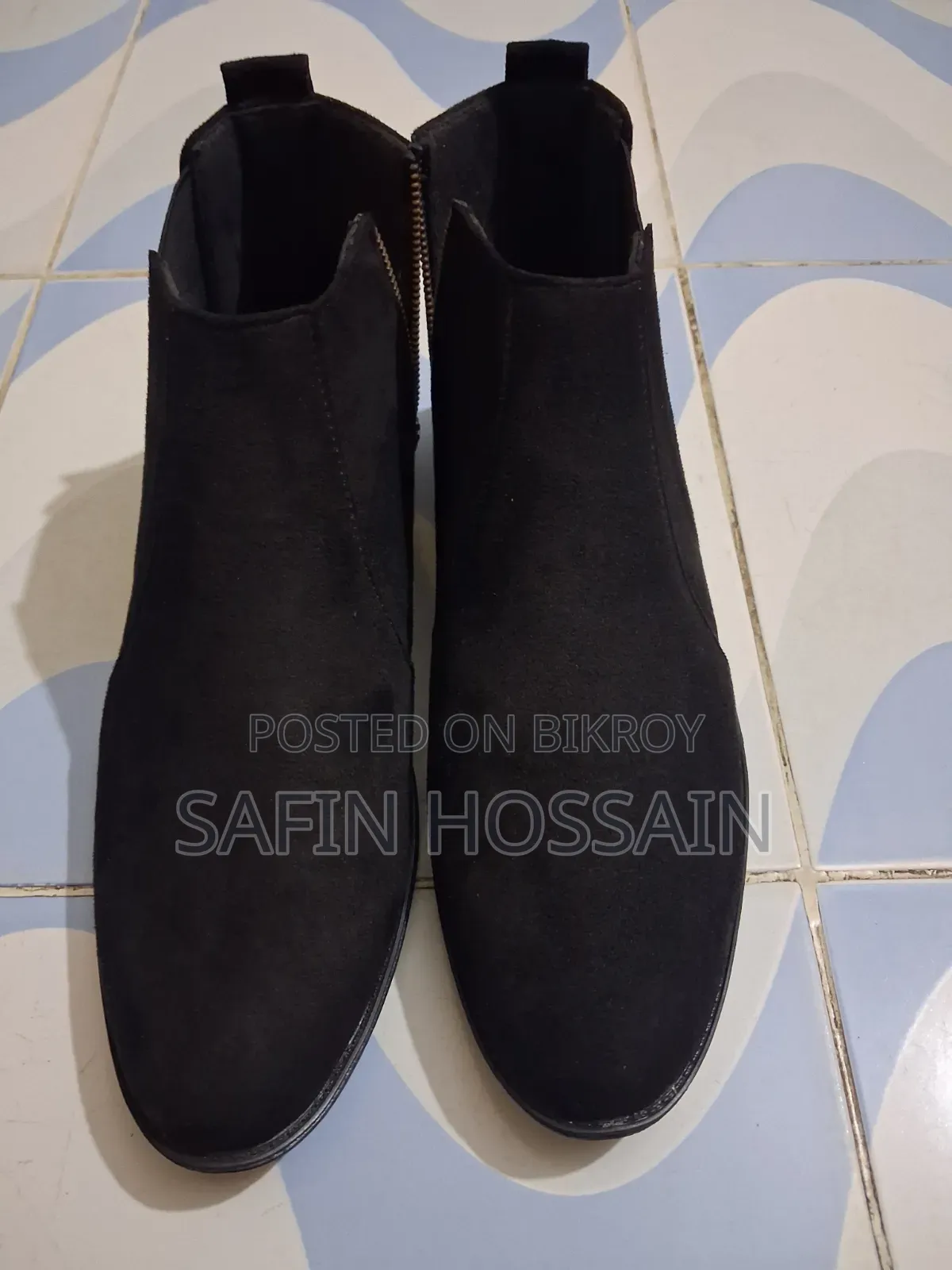 ​Men’s Black Suede Chelsea Ankle Boots With Side Zipper  Size 42 (CAT)