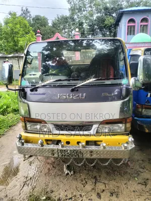 Isuzu ELF Truck 1996 White