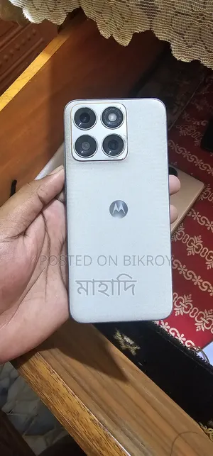 Motorola 8 GB White