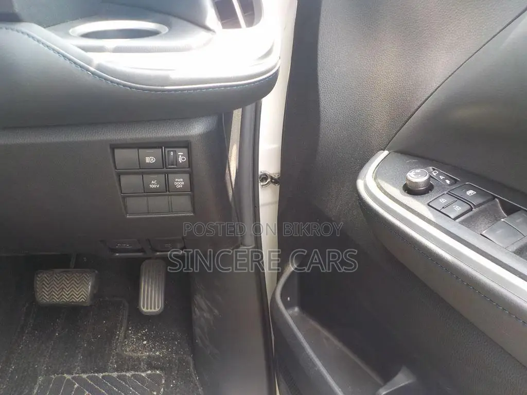 Toyota Voxy 2023 Pearl