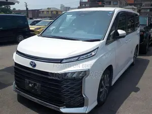 Toyota Voxy 2023 Pearl