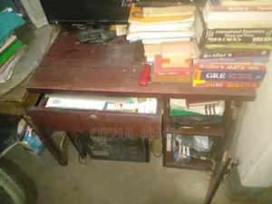 একটি পড়ার টেবিল