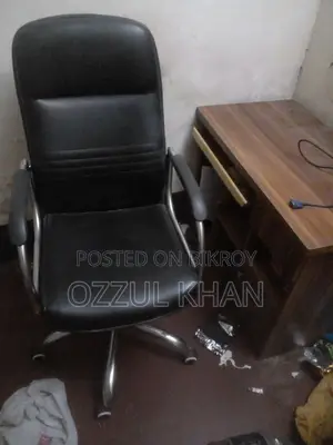 একটি চেয়ার ও একটি টেবিল বিক্রয় হবে