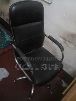 একটি চেয়ার ও একটি টেবিল বিক্রয় হবে